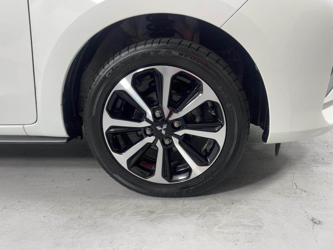 Photo '9' of Mitsubishi Mirage