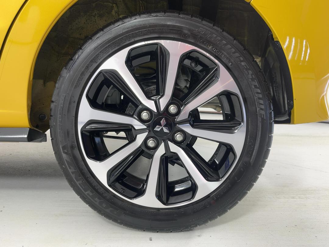 Photo '11' of Mitsubishi Mirage