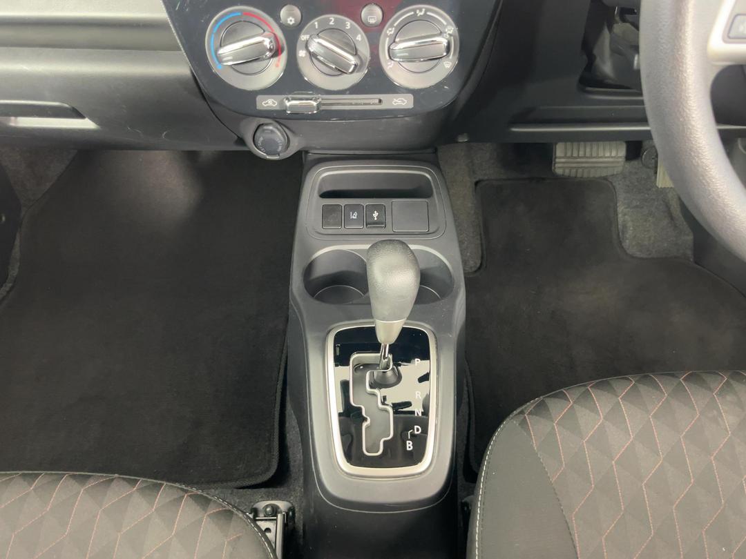 Photo '18' of Mitsubishi Mirage