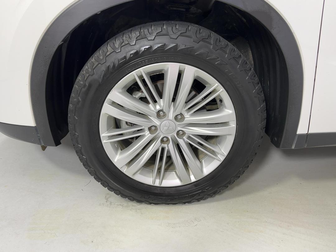 Photo '10' of Mitsubishi Outlander