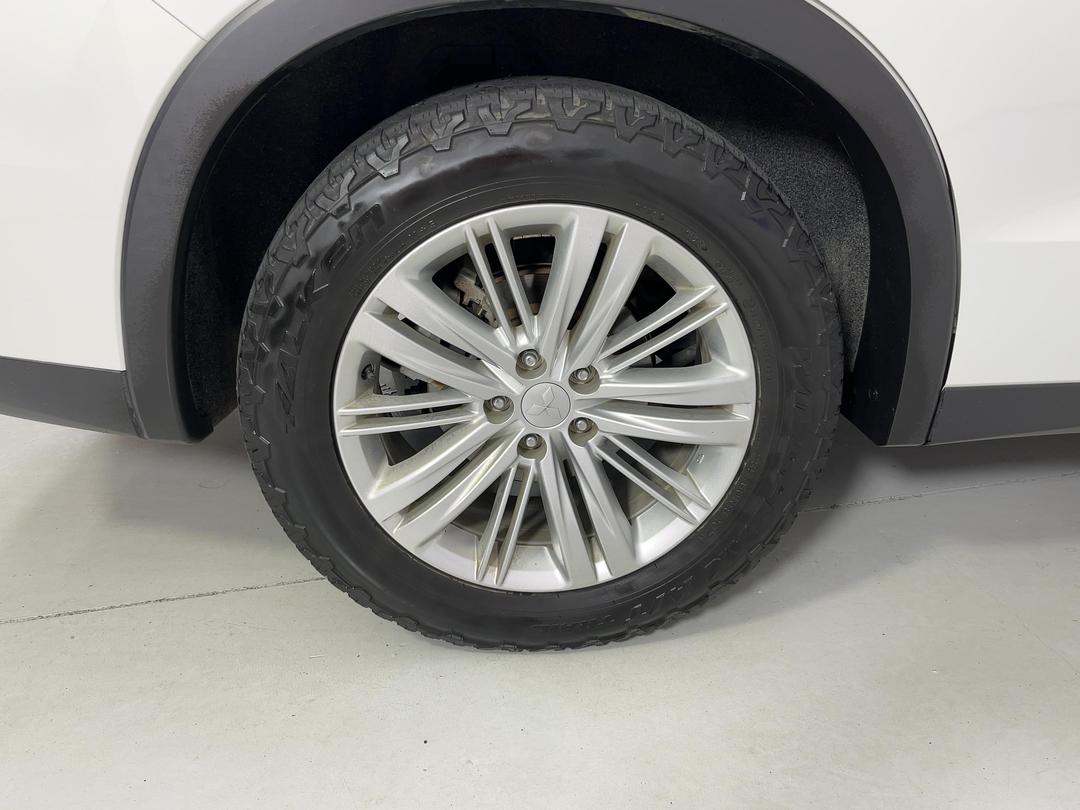 Photo '12' of Mitsubishi Outlander