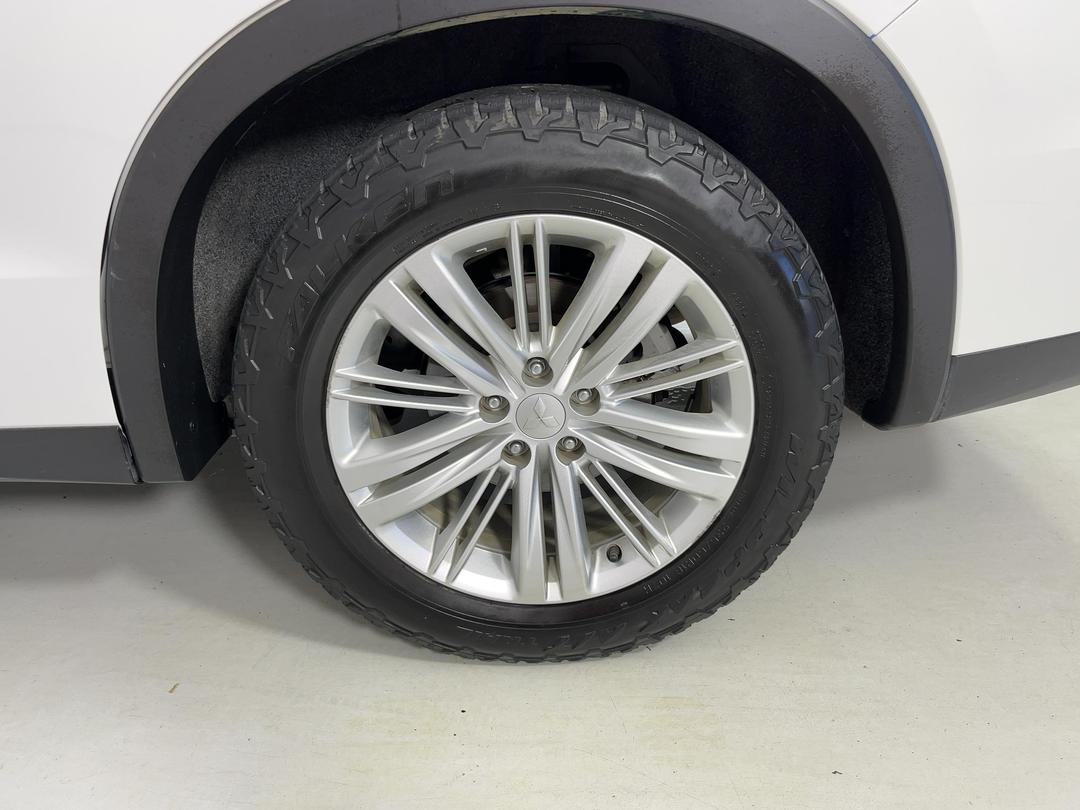 Photo '11' of Mitsubishi Outlander