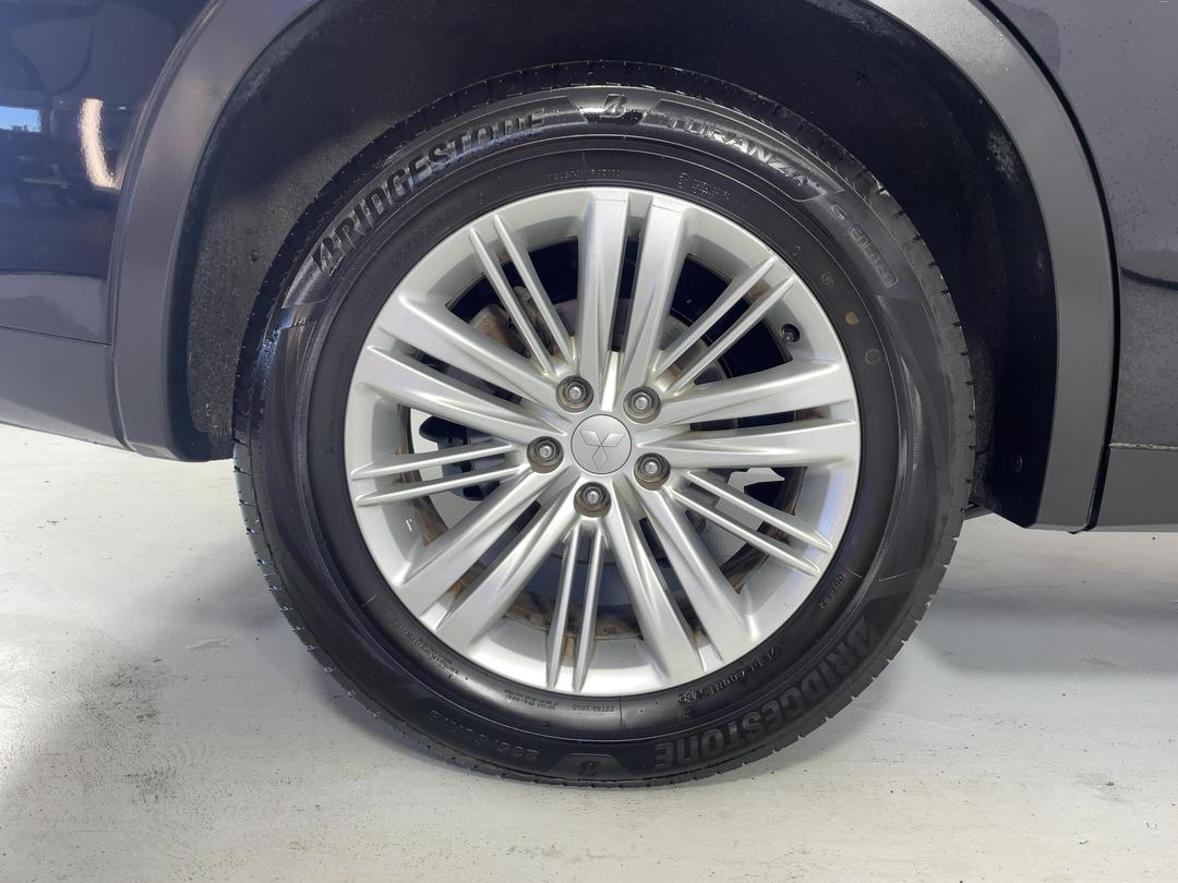 Photo '12' of Mitsubishi Outlander