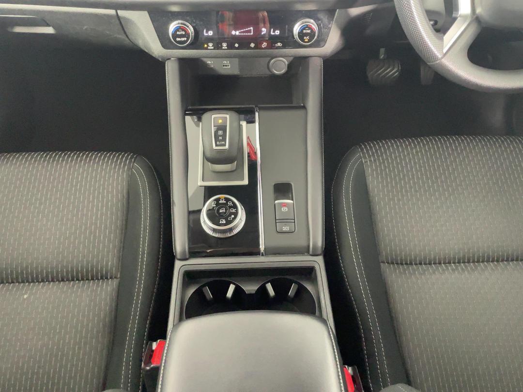Photo '18' of Mitsubishi Outlander