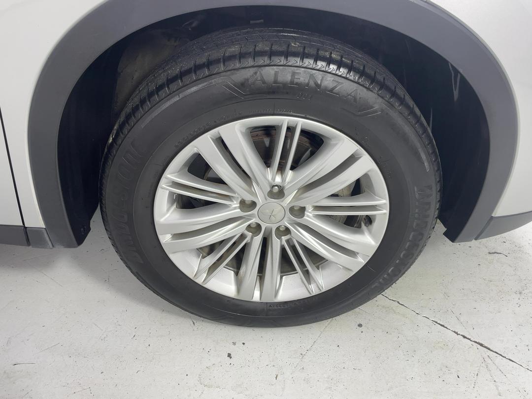 Photo '9' of Mitsubishi Outlander