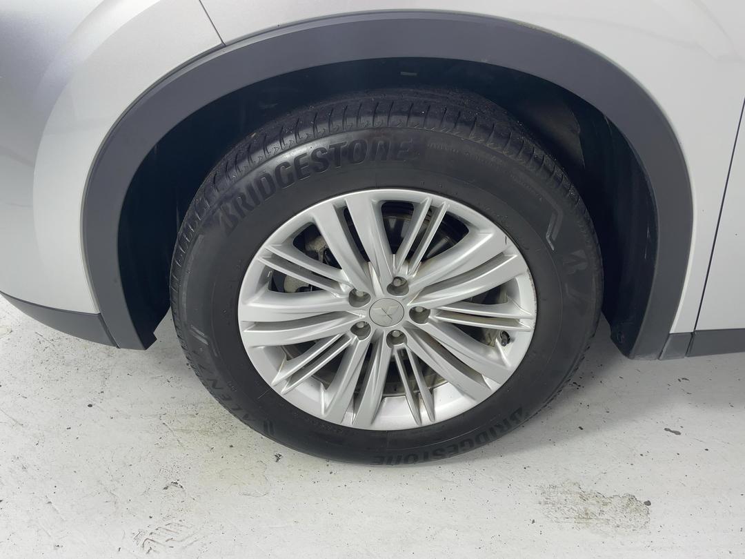 Photo '10' of Mitsubishi Outlander