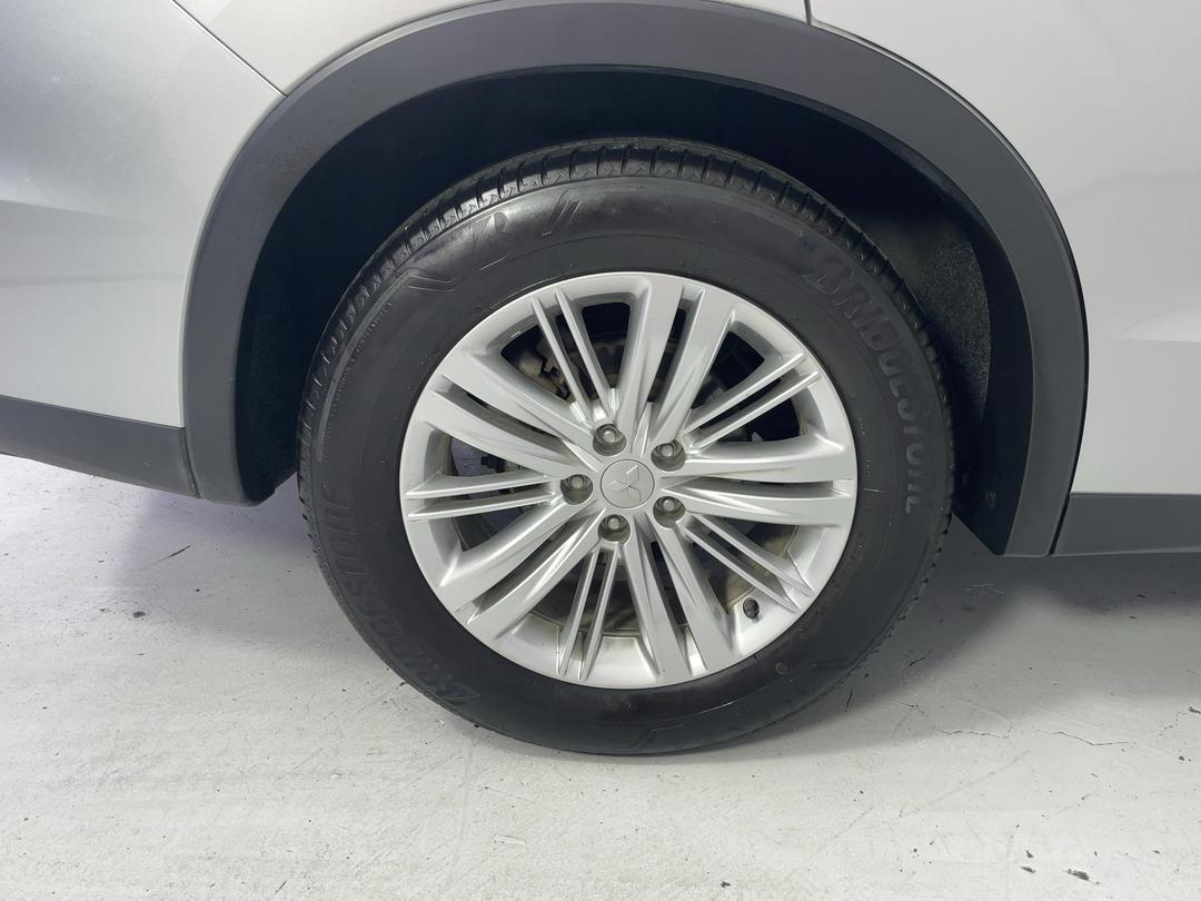 Photo '12' of Mitsubishi Outlander