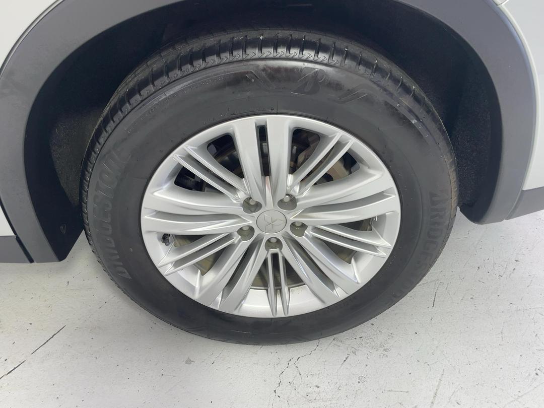 Photo '11' of Mitsubishi Outlander