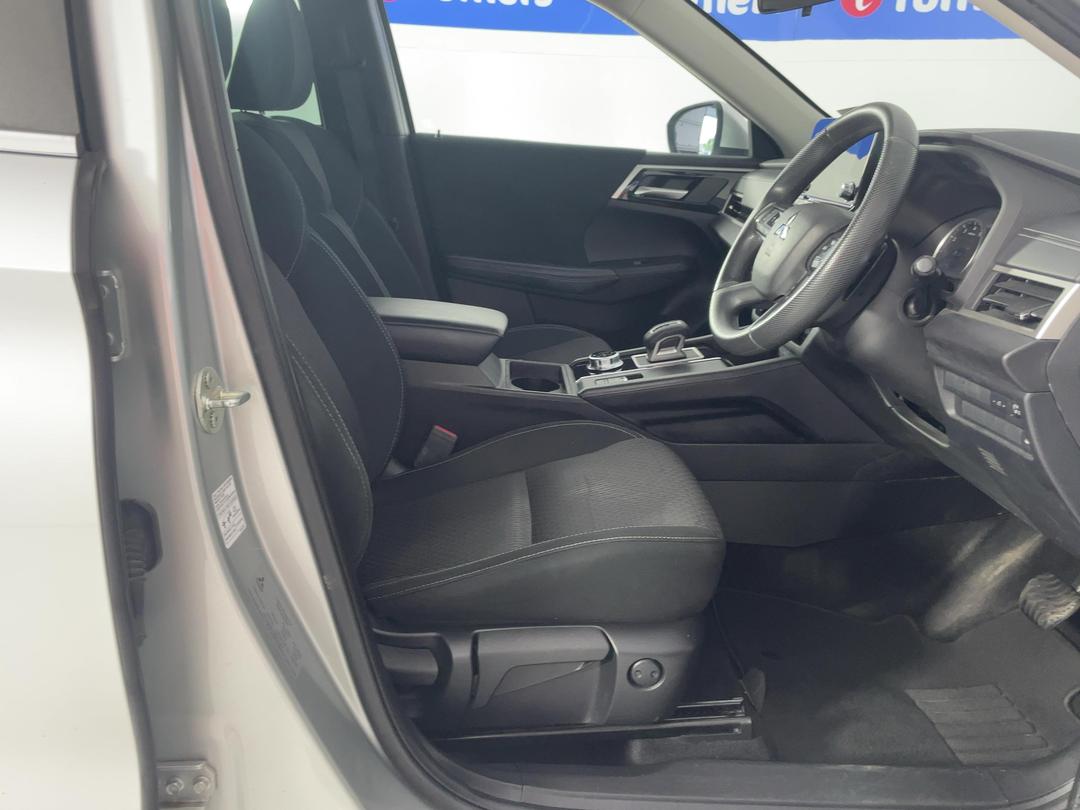Photo '16' of Mitsubishi Outlander