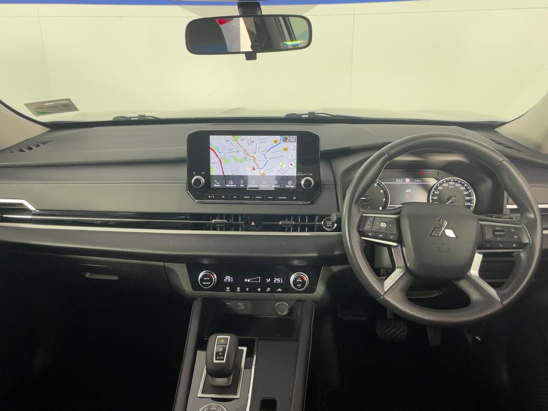 Photo '17' of Mitsubishi Outlander