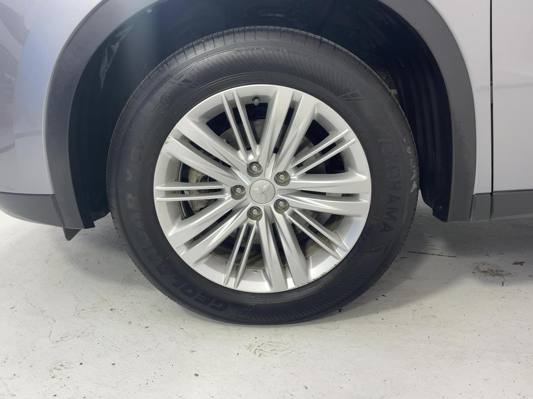 Photo '10' of Mitsubishi Outlander