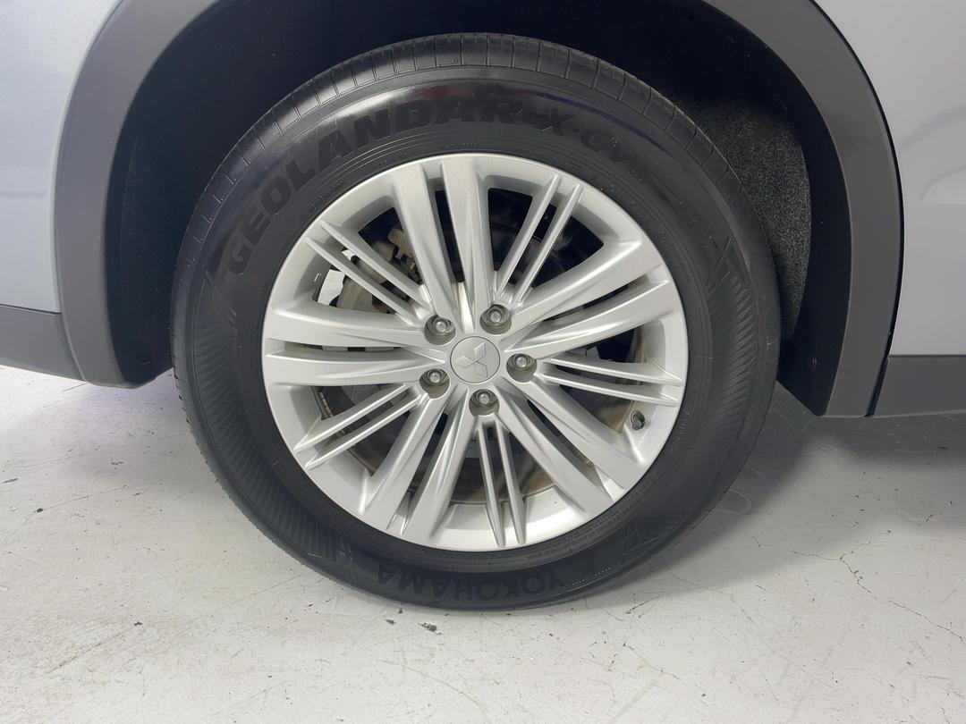 Photo '12' of Mitsubishi Outlander