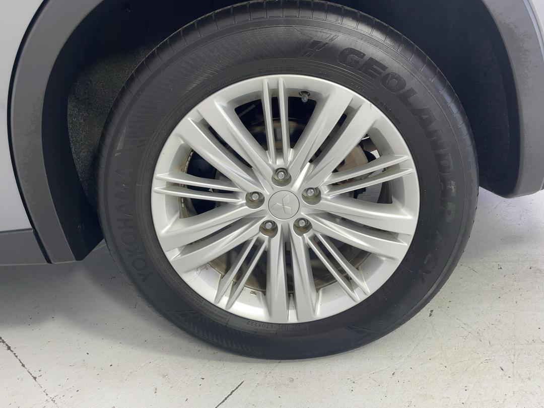 Photo '11' of Mitsubishi Outlander