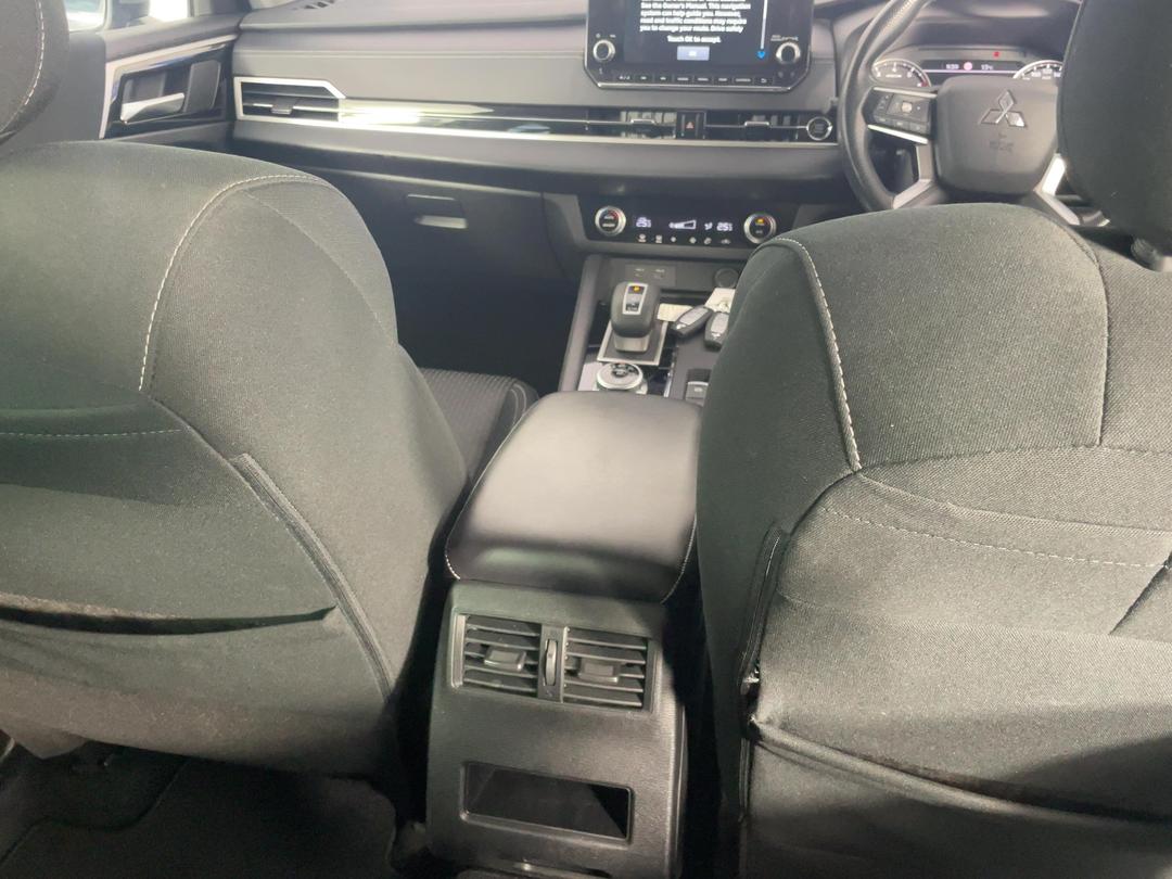 Photo '18' of Mitsubishi Outlander