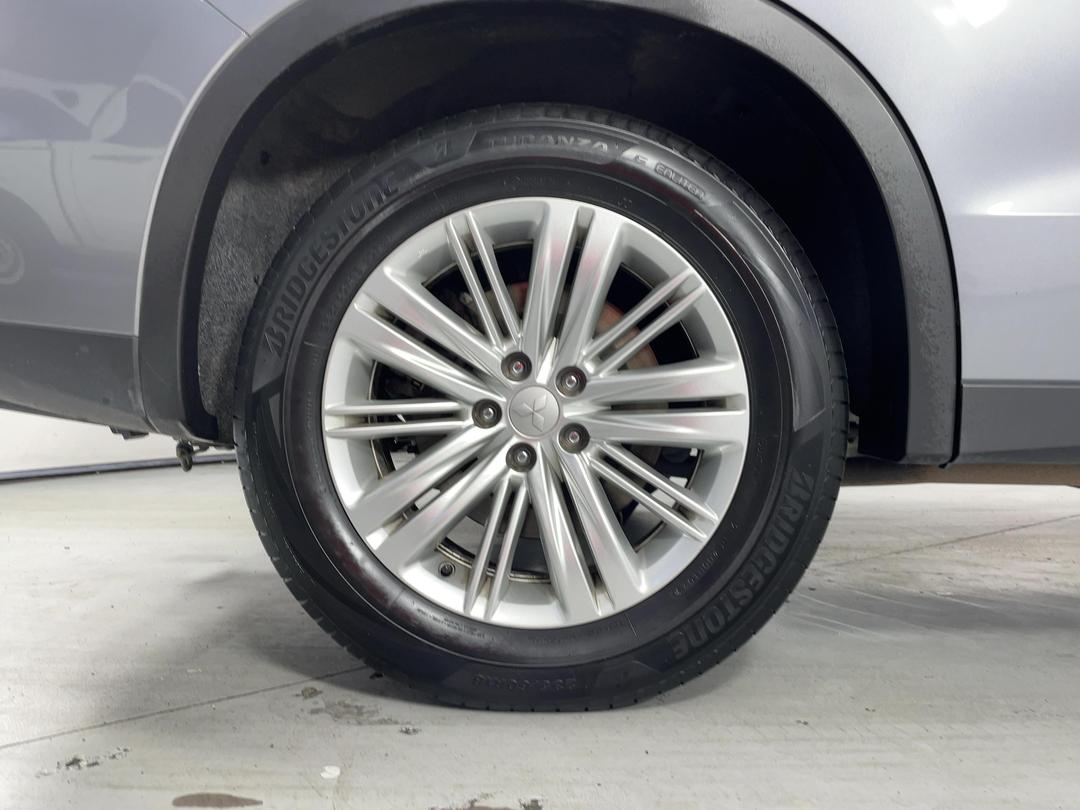 Photo '12' of Mitsubishi Outlander
