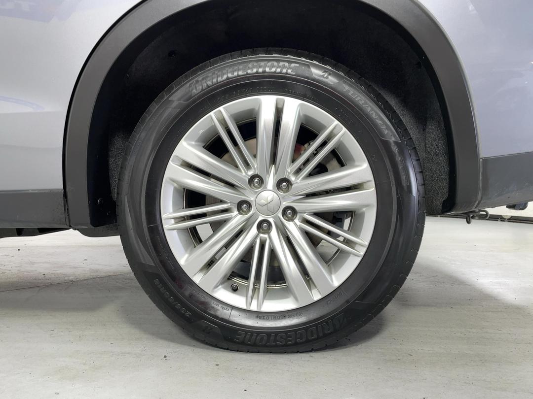 Photo '11' of Mitsubishi Outlander