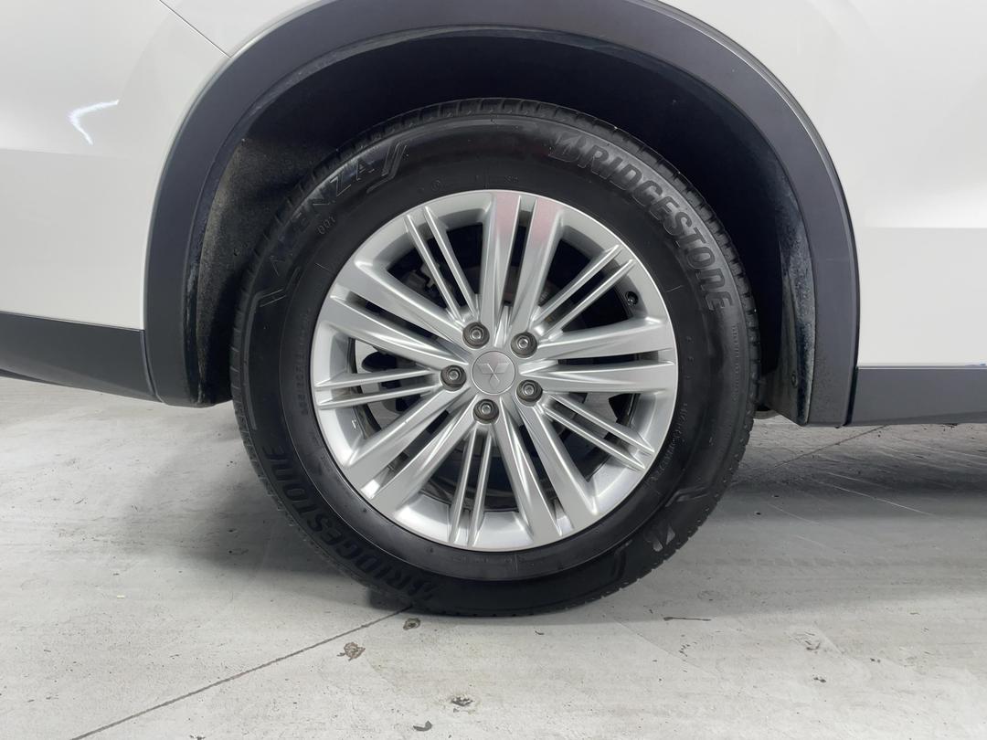 Photo '12' of Mitsubishi Outlander