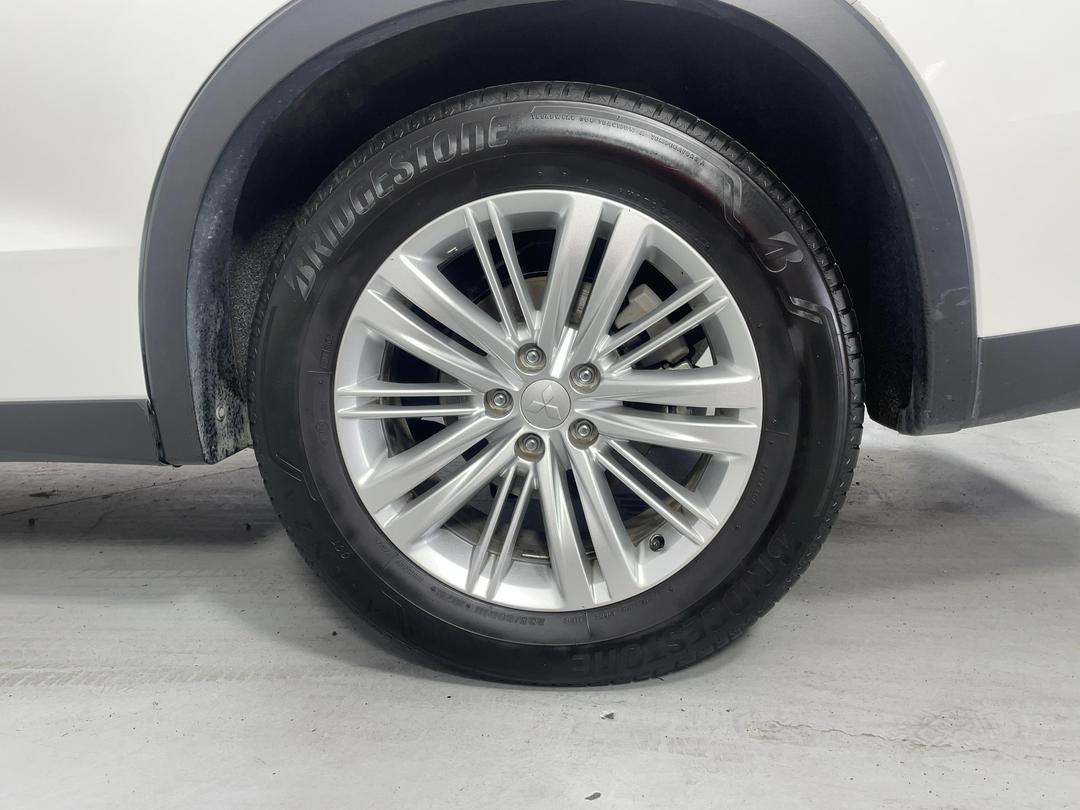 Photo '11' of Mitsubishi Outlander