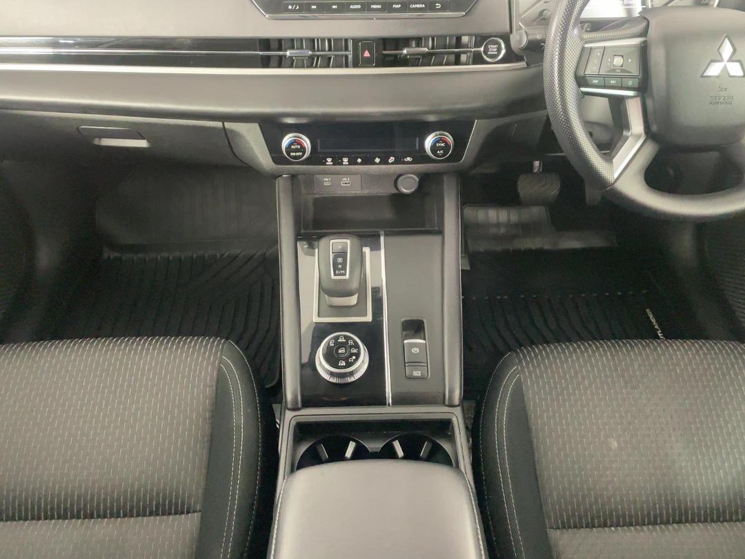 Photo '18' of Mitsubishi Outlander