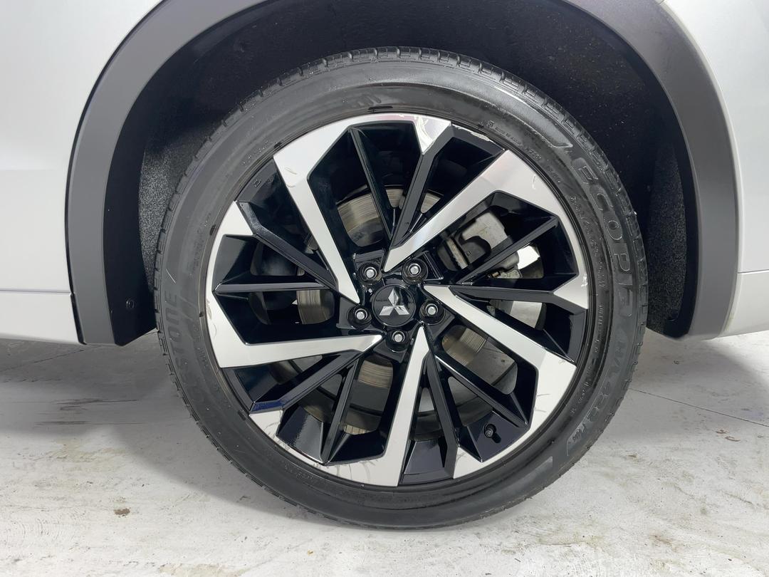 Photo '11' of Mitsubishi Outlander