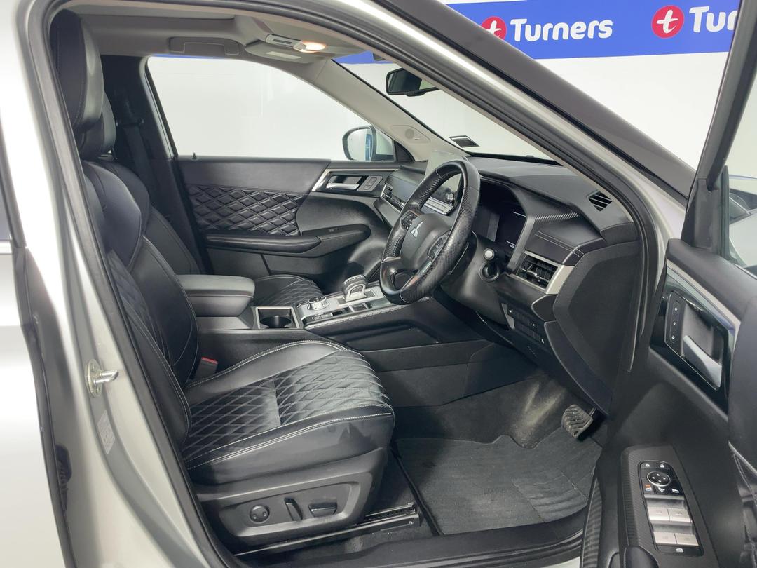 Photo '16' of Mitsubishi Outlander