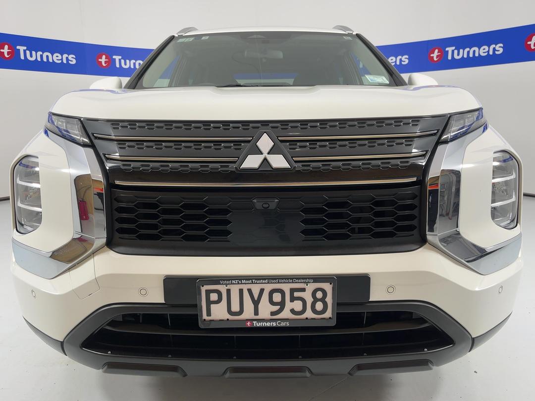 Photo '2' of Mitsubishi Outlander