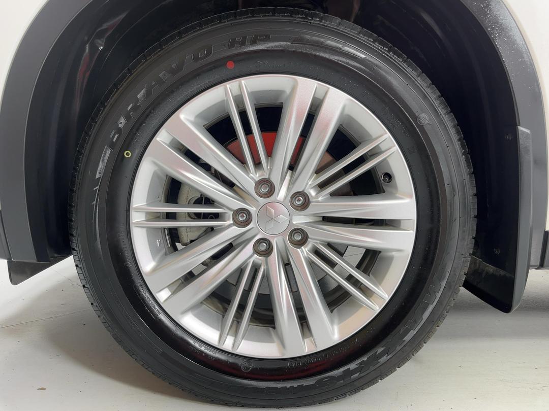 Photo '10' of Mitsubishi Outlander