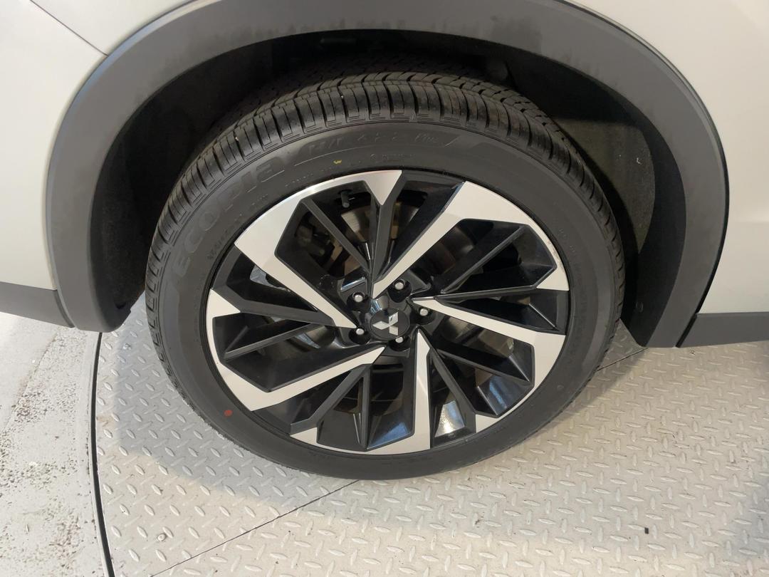 Photo '12' of Mitsubishi Outlander