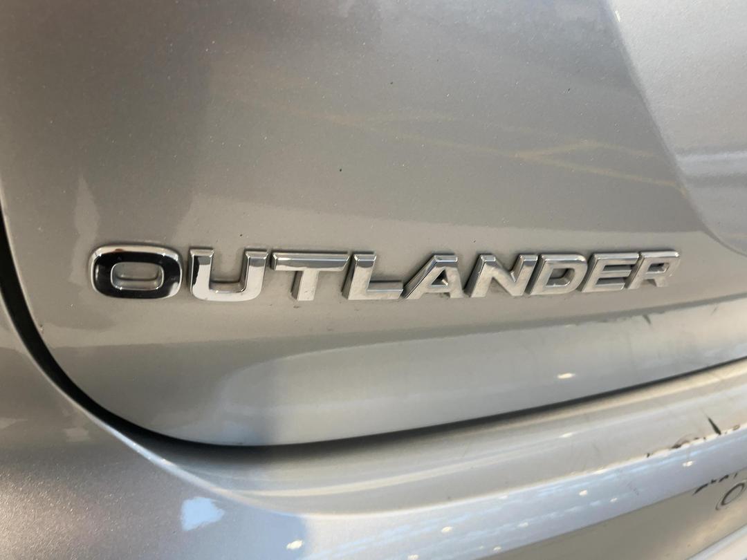 Photo '35' of Mitsubishi Outlander