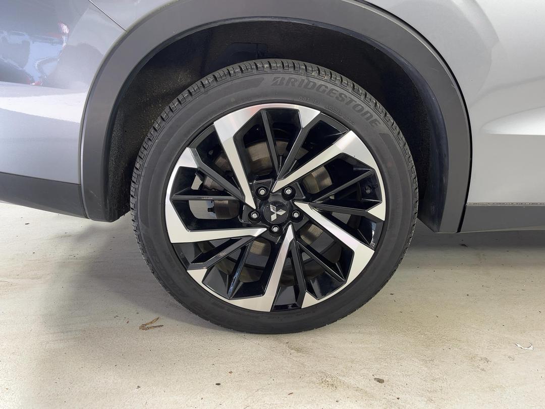 Photo '12' of Mitsubishi Outlander