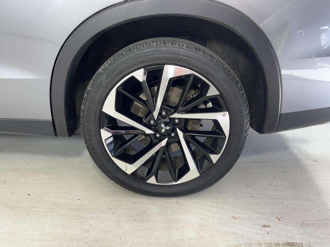 Photo '11' of Mitsubishi Outlander