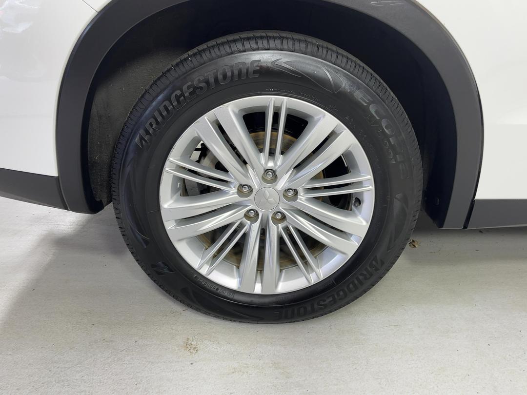Photo '12' of Mitsubishi Outlander