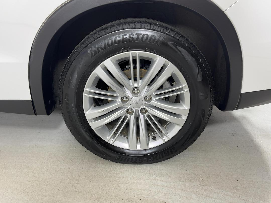 Photo '11' of Mitsubishi Outlander
