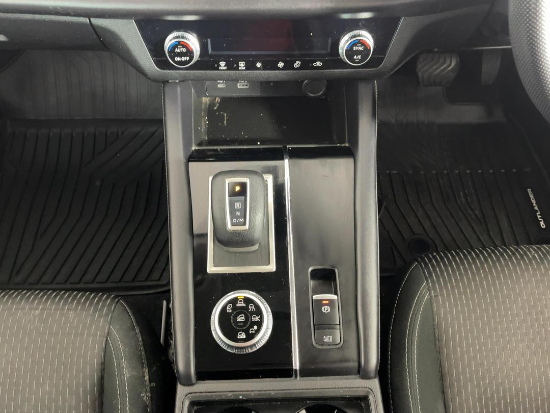 Photo '18' of Mitsubishi Outlander