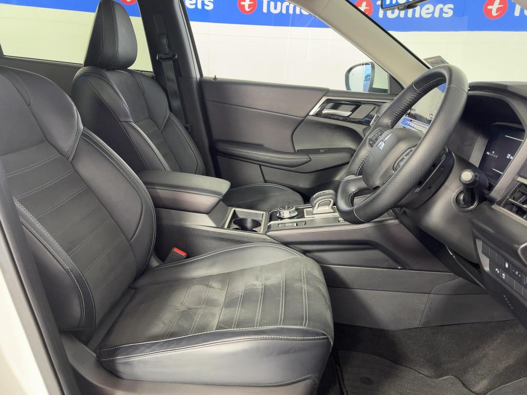 Photo '16' of Mitsubishi Outlander