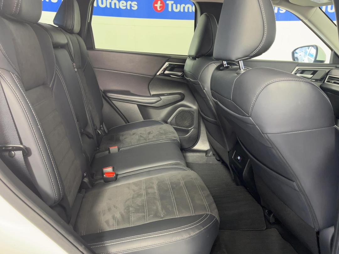 Photo '20' of Mitsubishi Outlander