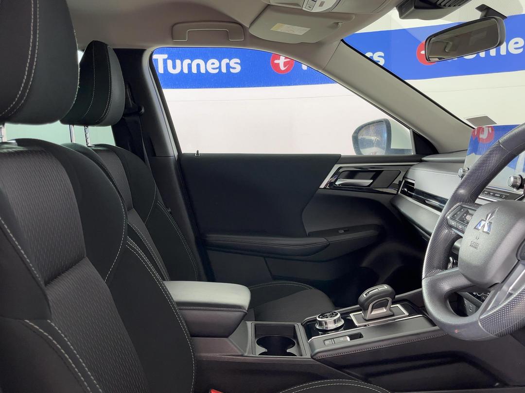 Photo '16' of Mitsubishi Outlander