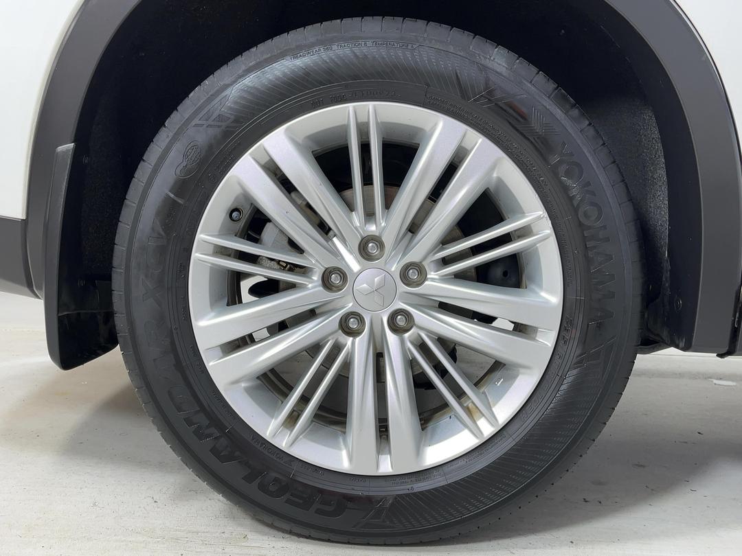 Photo '12' of Mitsubishi Outlander