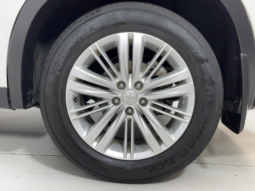 Photo '11' of Mitsubishi Outlander