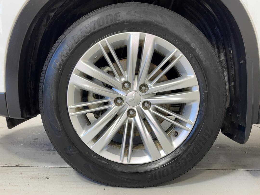 Photo '10' of Mitsubishi Outlander