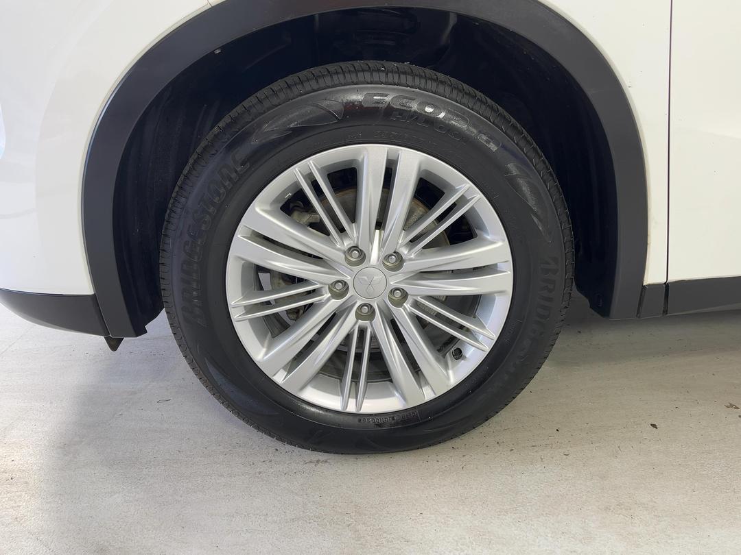Photo '10' of Mitsubishi Outlander