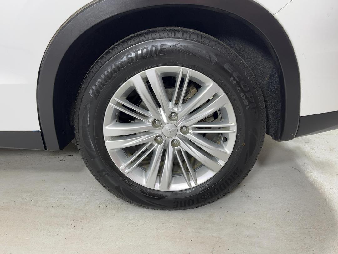Photo '11' of Mitsubishi Outlander