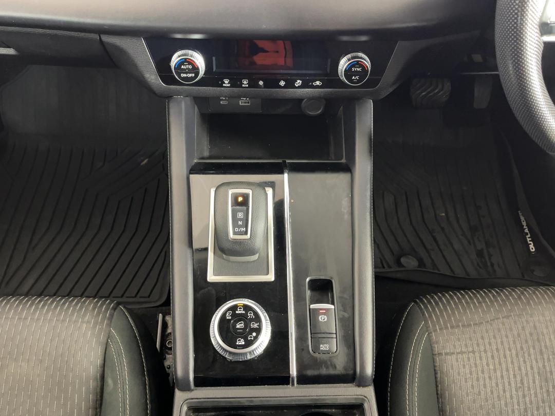 Photo '18' of Mitsubishi Outlander