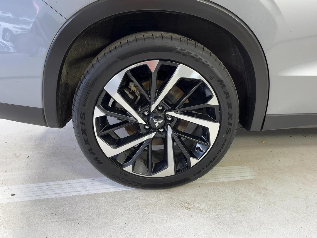 Photo '12' of Mitsubishi Outlander