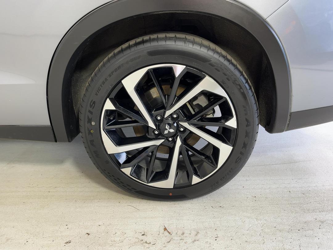 Photo '11' of Mitsubishi Outlander