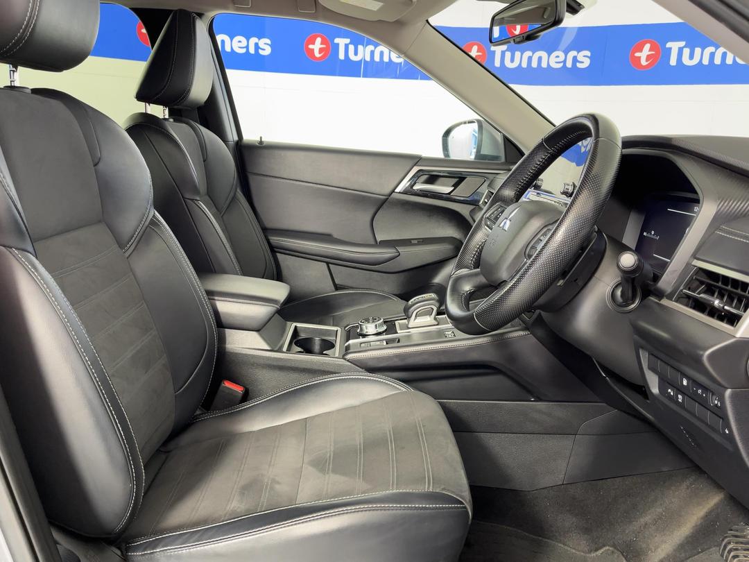 Photo '16' of Mitsubishi Outlander