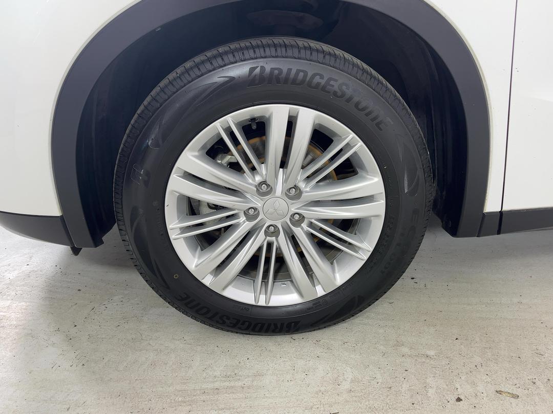 Photo '10' of Mitsubishi Outlander