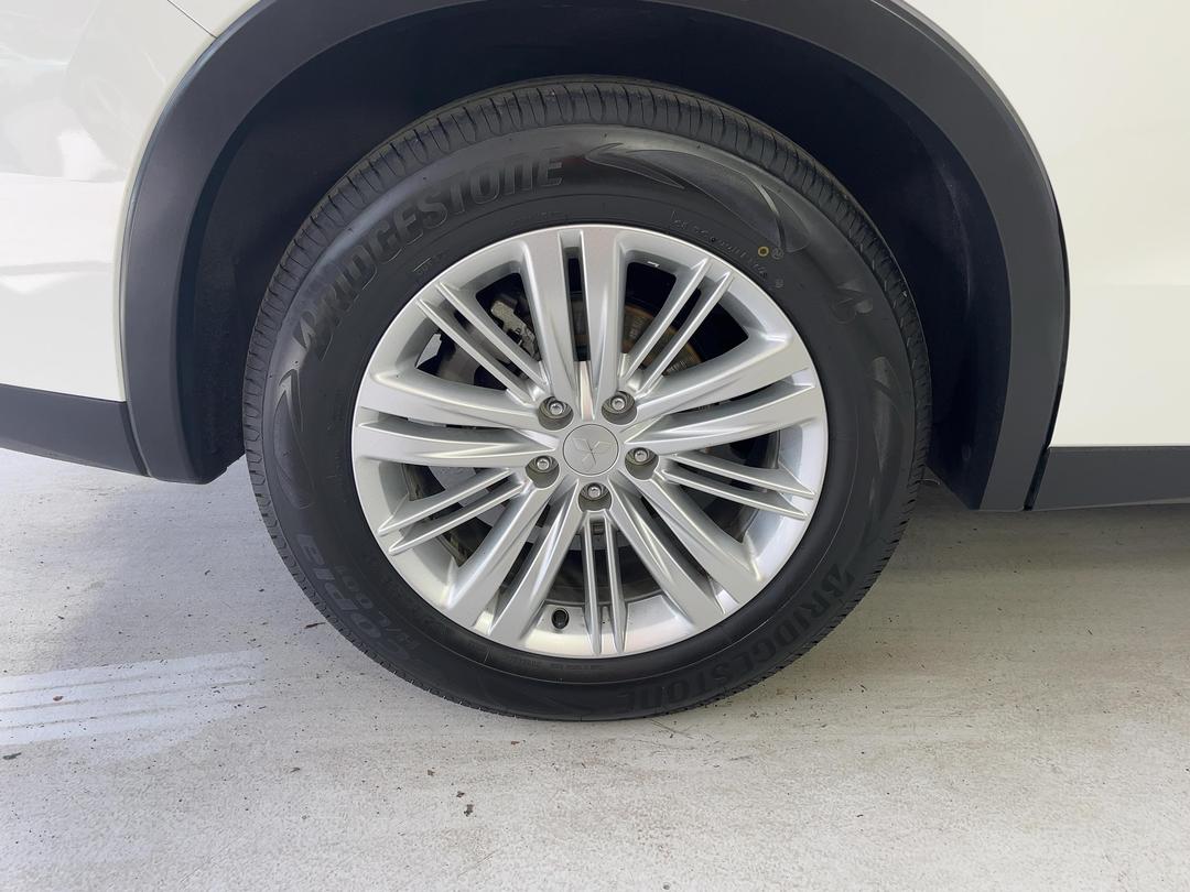 Photo '12' of Mitsubishi Outlander