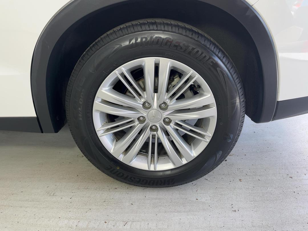 Photo '11' of Mitsubishi Outlander