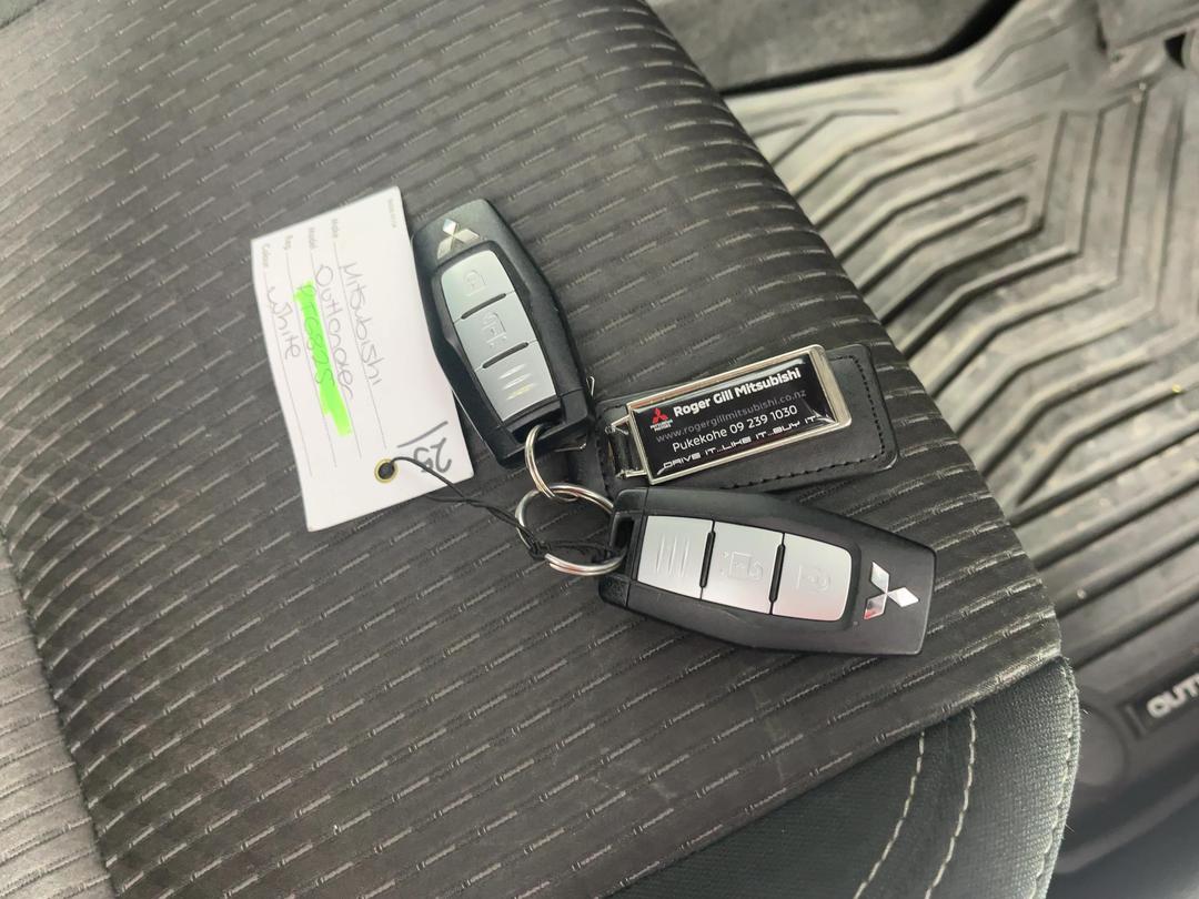 Photo '22' of Mitsubishi Outlander